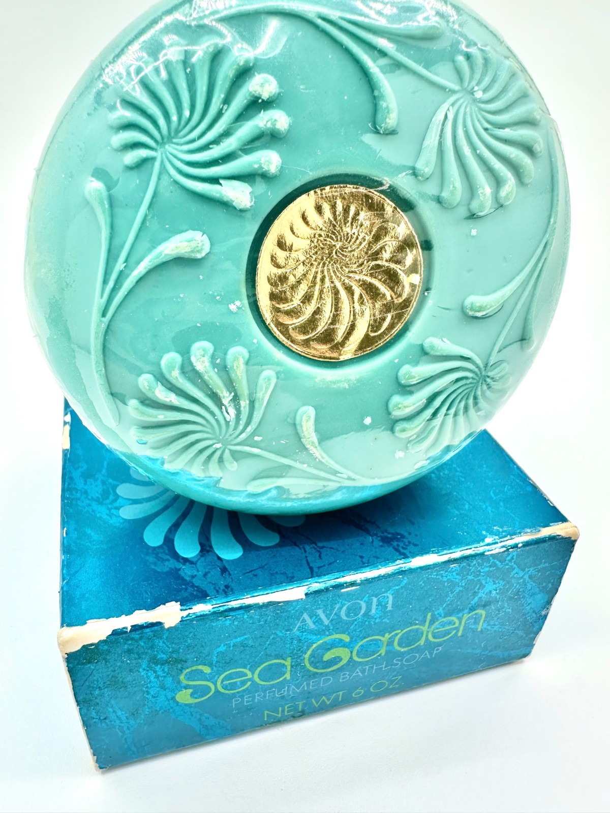 Vintage Avon Sea Garden Perfumed Bath Soap 6 oz Round Embossed Gold Seal w/ Box