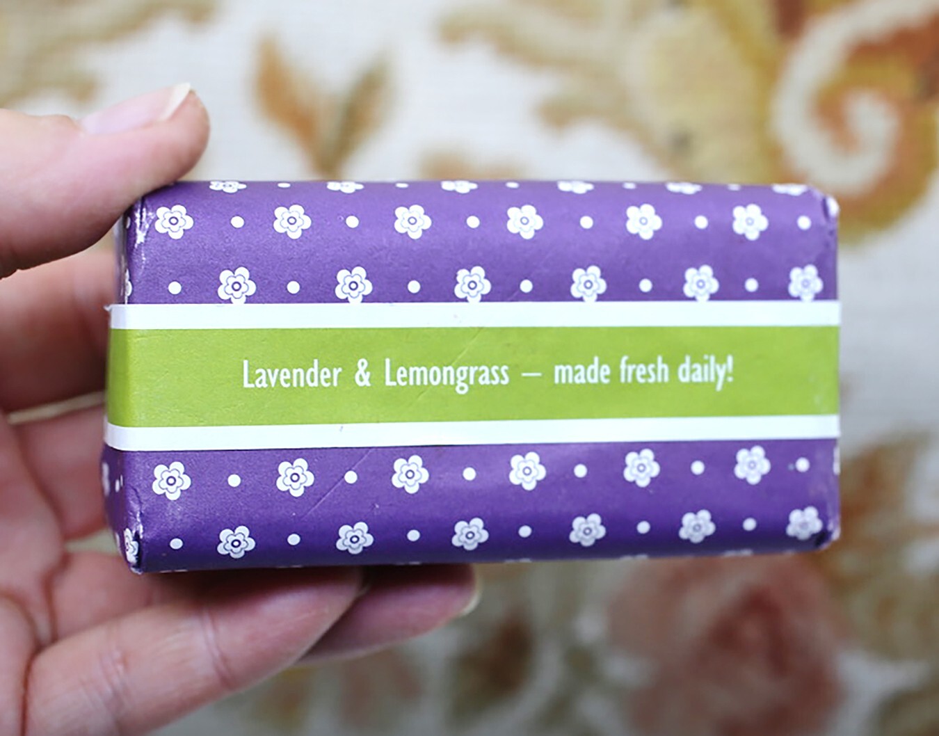 LAVENDER MEADOWS LARGE MOISTURIZING SOAP BAR LAVENDER & LEMONGRASS