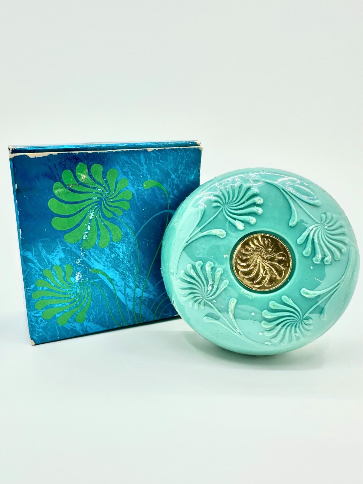 Vintage Avon Sea Garden Perfumed Bath Soap 6 oz Round Embossed Gold Seal w/ Box