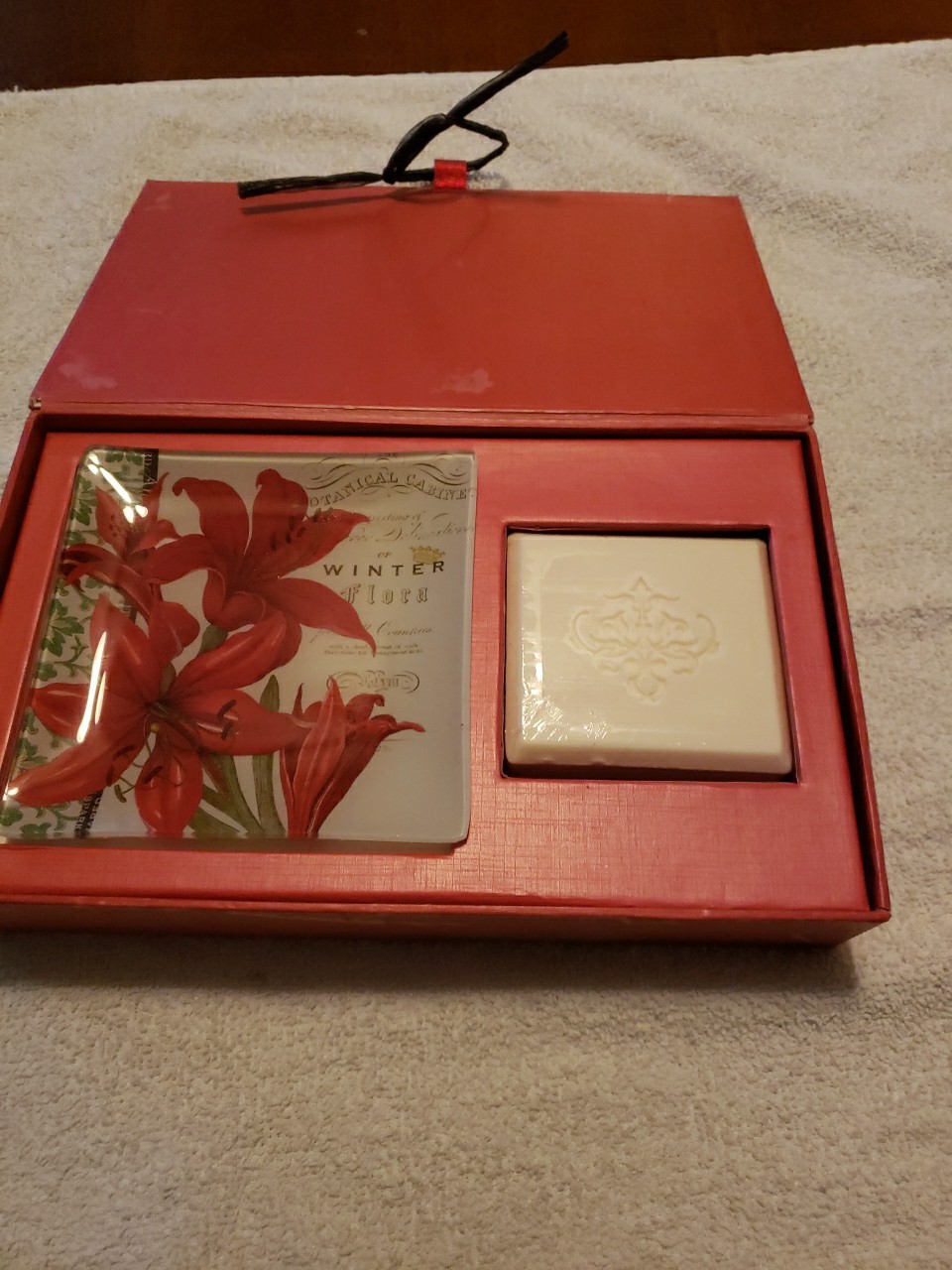 New In Box Fringe Studio Tray & Soap Fish 5oz Triple Milled Moisturizing Bar