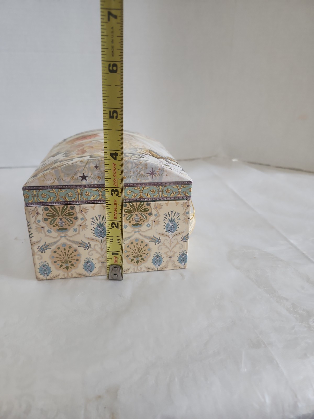 Punch Studio Angel Music Box Almond & savon Soap Plays Beethoven’s Ode to Joy