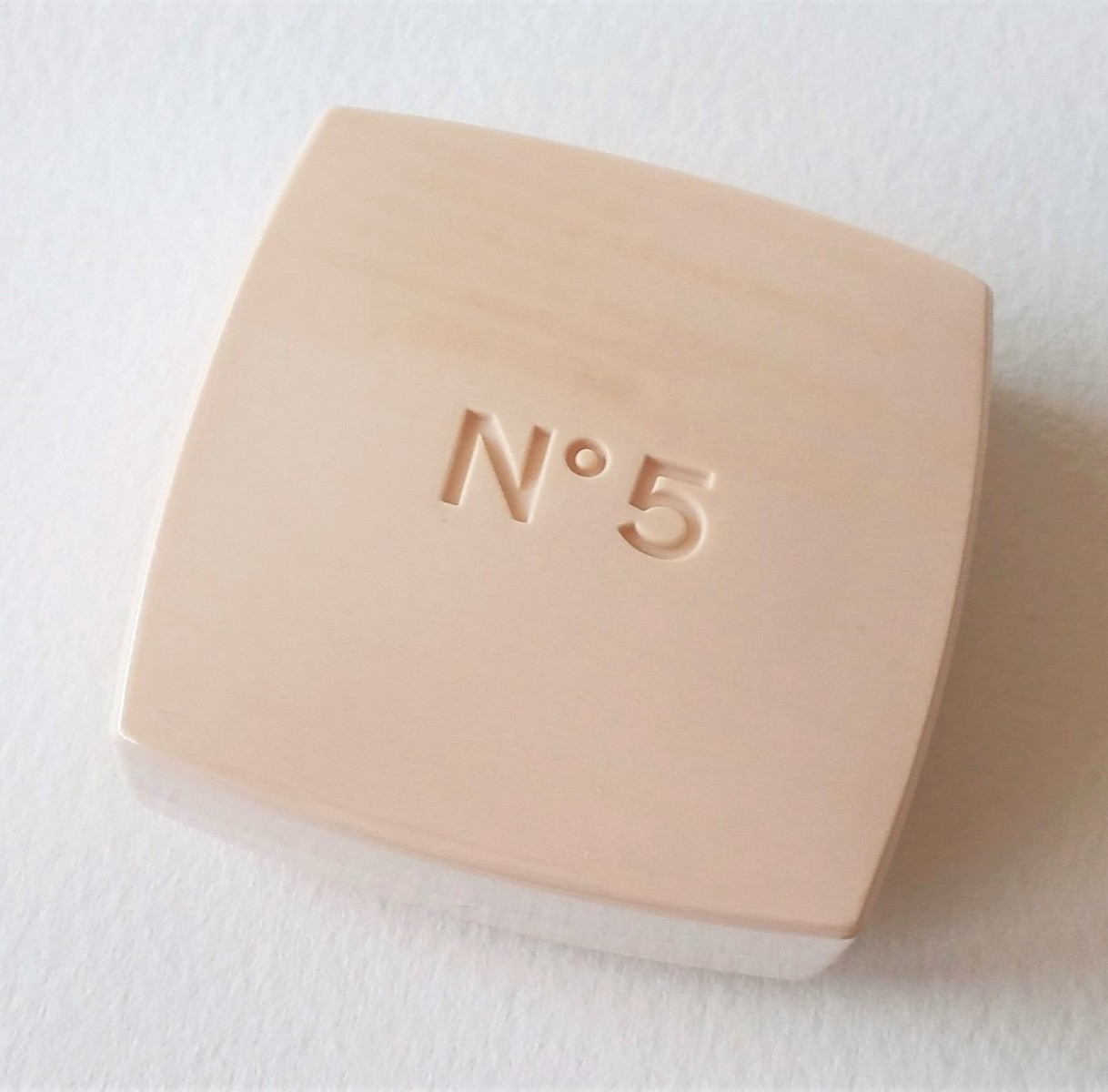 CHANEL No 5 L’EAU Eau de Toilette mini (1.5 ml) + Perfumed Soaps (75 g X 2) Set