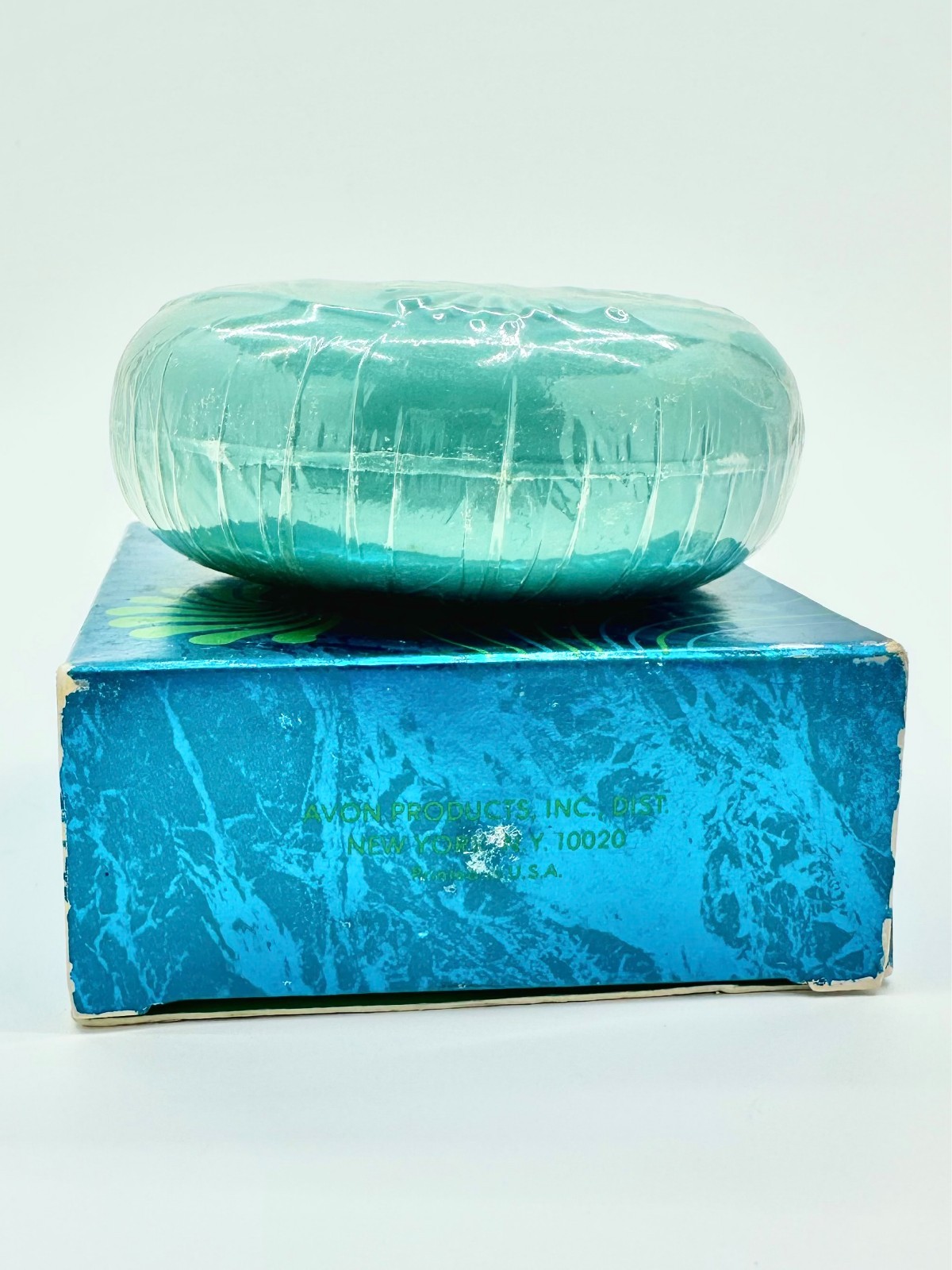 Vintage Avon Sea Garden Perfumed Bath Soap 6 oz Round Embossed Gold Seal w/ Box