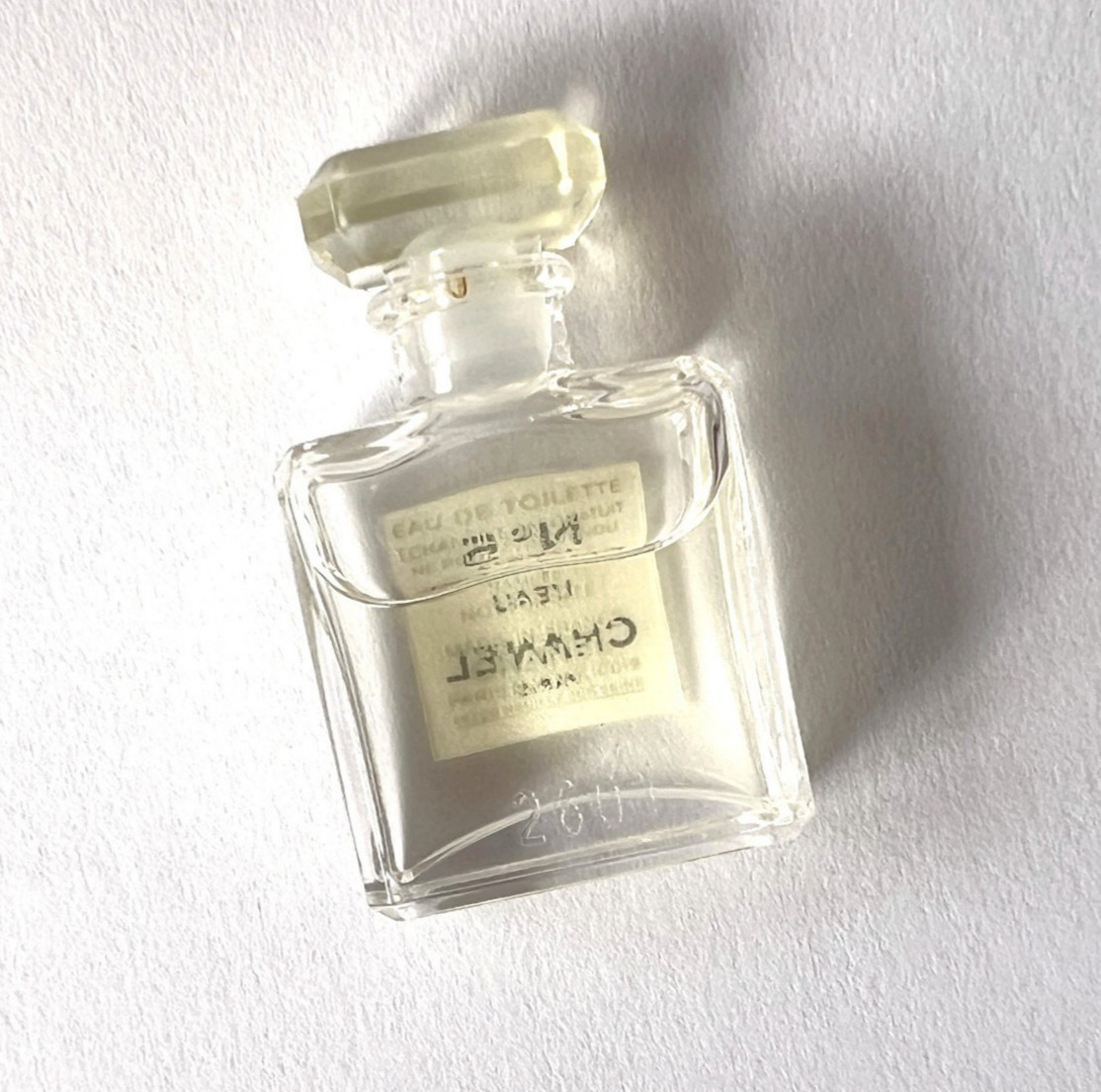CHANEL No 5 L’EAU Eau de Toilette mini (1.5 ml) + Perfumed Soaps (75 g X 2) Set