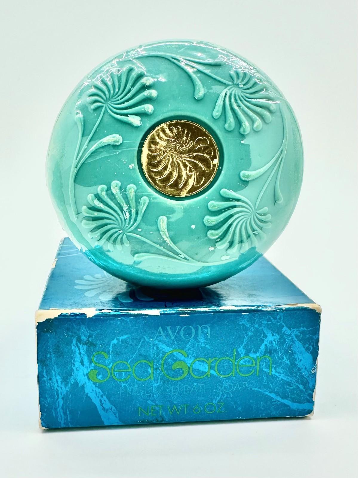 Vintage Avon Sea Garden Perfumed Bath Soap 6 oz Round Embossed Gold Seal w/ Box