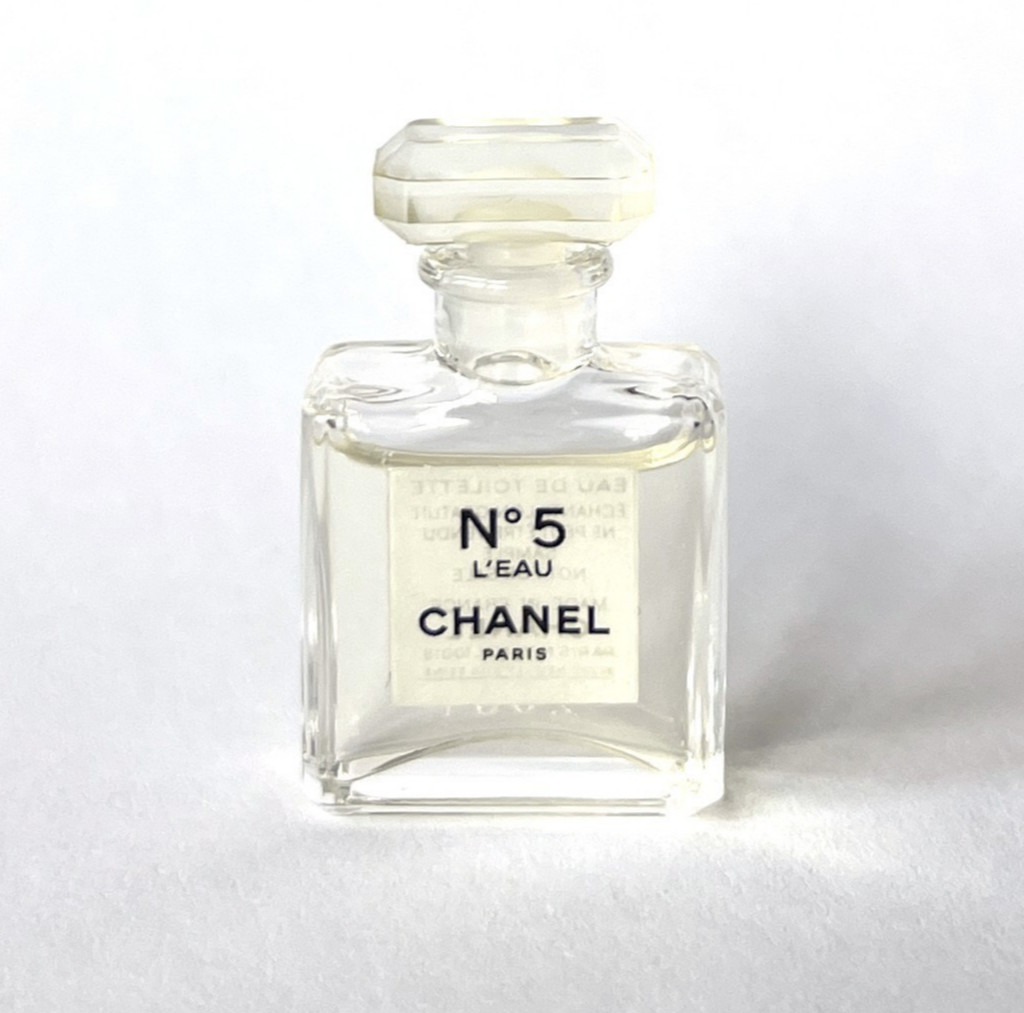 CHANEL No 5 L’EAU Eau de Toilette mini (1.5 ml) + Perfumed Soaps (75 g X 2) Set