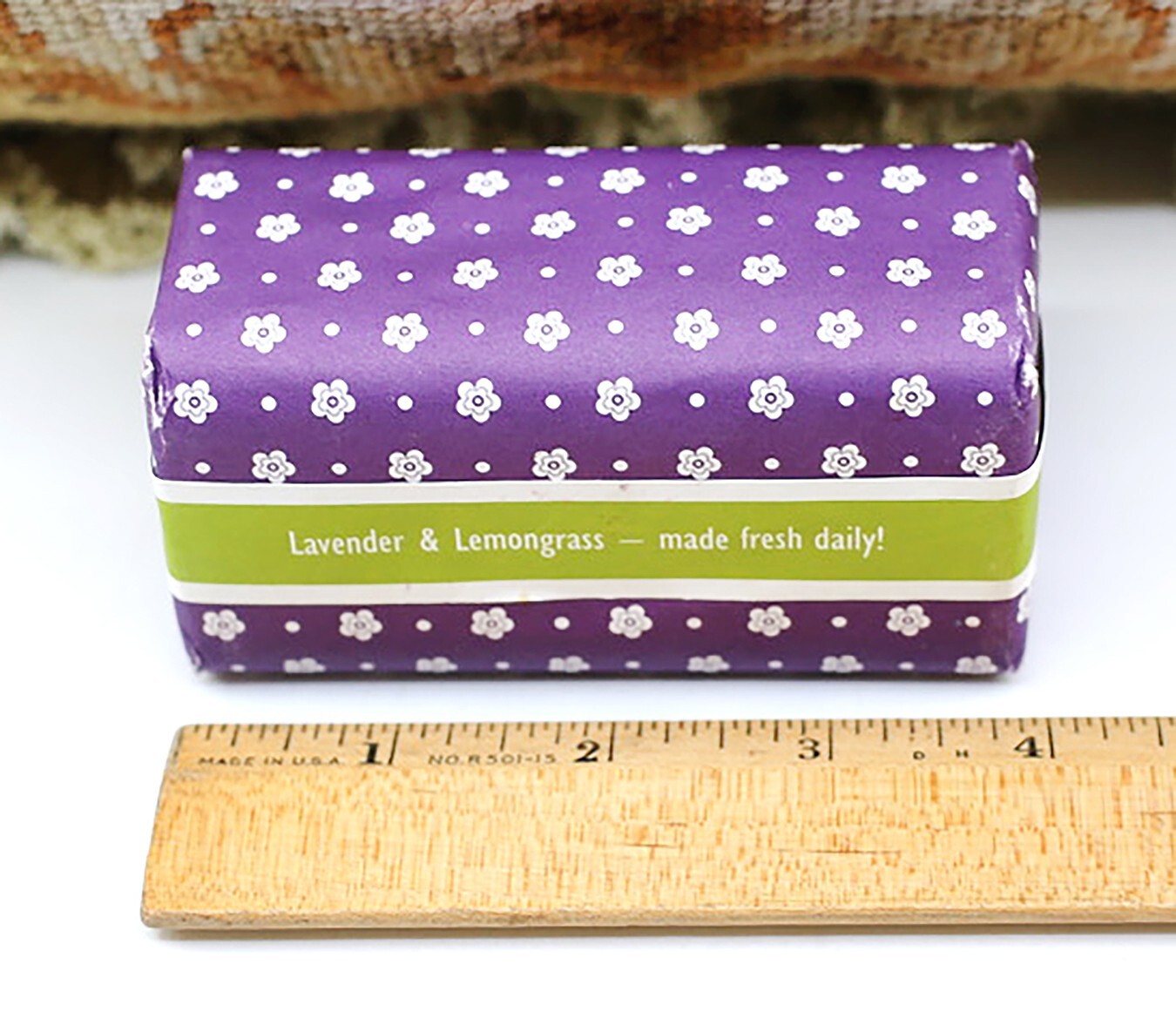 LAVENDER MEADOWS LARGE MOISTURIZING SOAP BAR LAVENDER & LEMONGRASS